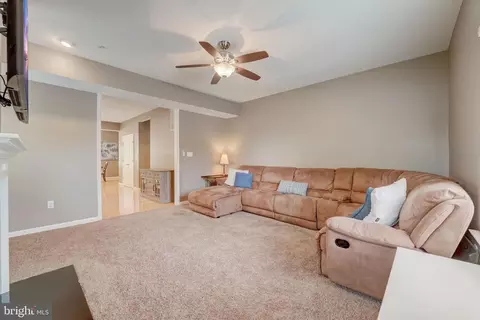 Living - 103 Oak Ave, Sparrows Point, MD 21219 photo 4 of 4