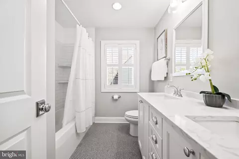 Bath - 827 Kingston Rd, Baltimore, MD 21212 photo 2 of 8