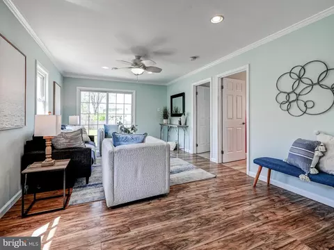 Living - 2112 Lincoln Ave, Sparrows Point, MD 21219 photo 1 of 2