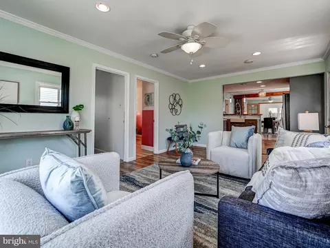Living - 2112 Lincoln Ave, Sparrows Point, MD 21219 photo 2 of 2