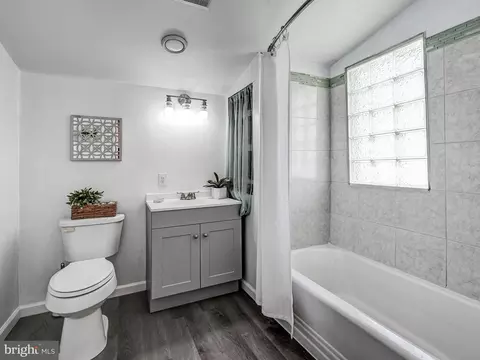 Bath - 2112 Lincoln Ave, Sparrows Point, MD 21219 photo 3 of 3