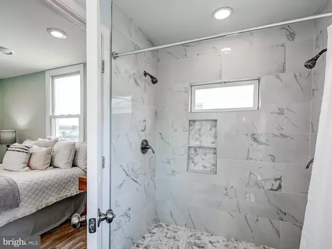 Bath - 2112 Lincoln Ave, Sparrows Point, MD 21219 photo 2 of 3