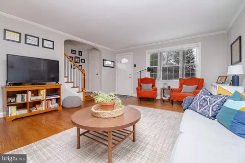 Living - 418 Dumbarton Rd, Baltimore, MD 21212 photo 1 of 8