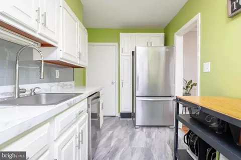 Kitchen - 418 Dumbarton Rd, Baltimore, MD 21212 photo 4 of 5