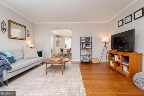 Living - 418 Dumbarton Rd, Baltimore, MD 21212 photo 5 of 8