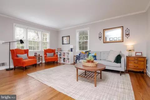 Living - 418 Dumbarton Rd, Baltimore, MD 21212 photo 2 of 8