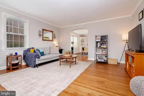 Living - 418 Dumbarton Rd, Baltimore, MD 21212 photo 4 of 8