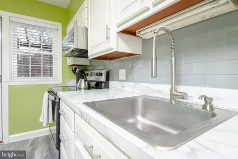 Kitchen - 418 Dumbarton Rd, Baltimore, MD 21212 photo 1 of 5