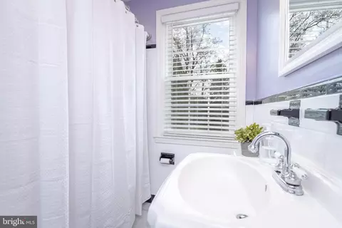 Bath - 418 Dumbarton Rd, Baltimore, MD 21212 photo 3 of 6