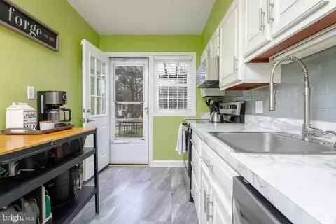 Kitchen - 418 Dumbarton Rd, Baltimore, MD 21212 photo 2 of 5