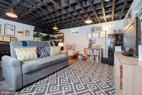 Living - 418 Dumbarton Rd, Baltimore, MD 21212 photo 7 of 8