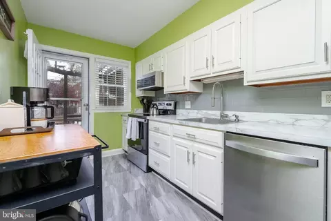 Kitchen - 418 Dumbarton Rd, Baltimore, MD 21212 photo 3 of 5