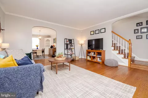 Living - 418 Dumbarton Rd, Baltimore, MD 21212 photo 6 of 8