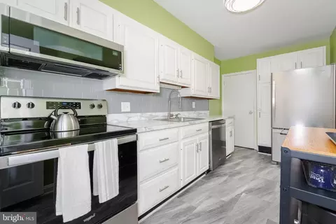 Kitchen - 418 Dumbarton Rd, Baltimore, MD 21212 photo 5 of 5