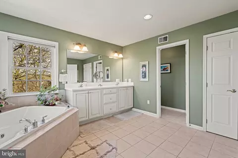 Bath - 3400 Meredith Ridge Rd, Phoenix, MD 21131 photo 2 of 6