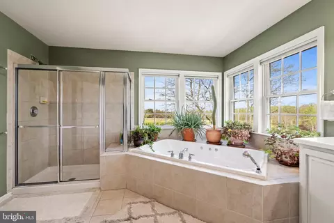 Bath - 3400 Meredith Ridge Rd, Phoenix, MD 21131 photo 3 of 6