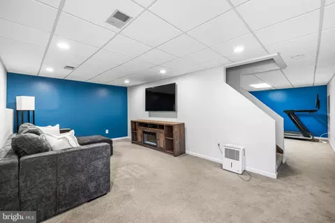Living - 19 Bryce Ct, Nottingham, MD 21236 photo 4 of 4