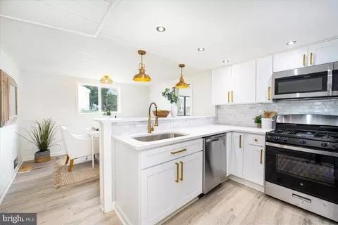 Kitchen - 2118 Summit Ave, Rosedale, MD 21237 photo 4 of 8