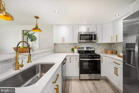Kitchen - 2118 Summit Ave, Rosedale, MD 21237 photo 2 of 8