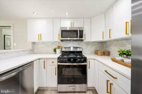 Kitchen - 2118 Summit Ave, Rosedale, MD 21237 photo 3 of 8