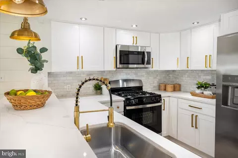Kitchen - 2118 Summit Ave, Rosedale, MD 21237 photo 7 of 8