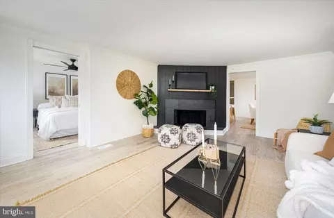 Living - 2118 Summit Ave, Rosedale, MD 21237 photo 4 of 5