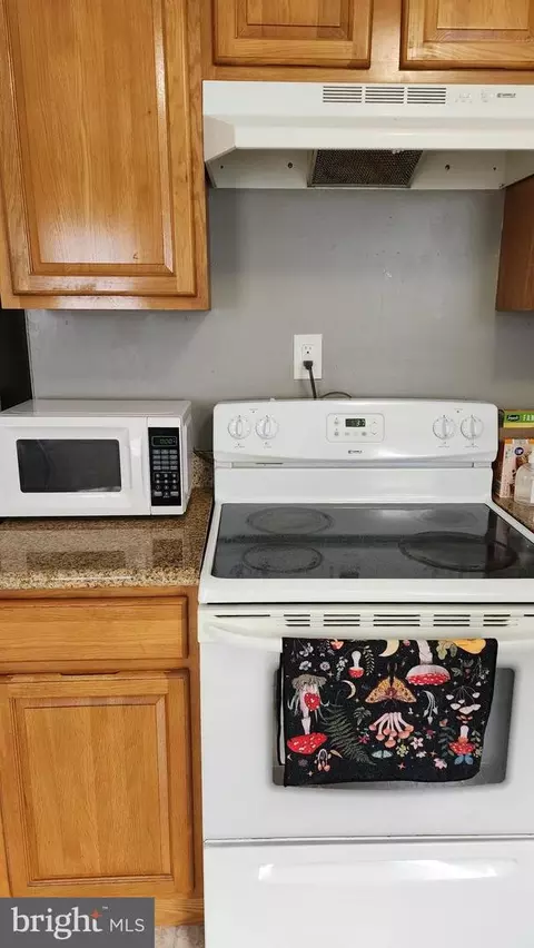 Kitchen - 32 Transverse Ave, Middle River, MD 21220 photo 2 of 3