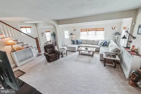 Living - 4704 Washington Blvd, Halethorpe, MD 21227 photo 1 of 5