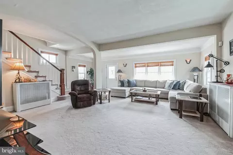 Living - 4704 Washington Blvd, Halethorpe, MD 21227 photo 2 of 5