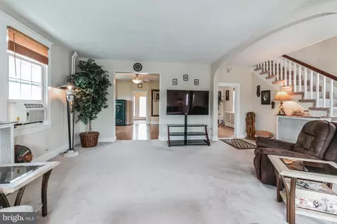Living - 4704 Washington Blvd, Halethorpe, MD 21227 photo 4 of 5