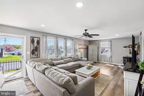Living - 411 Saint Patrick Rd, Baltimore, MD 21206 photo 2 of 5