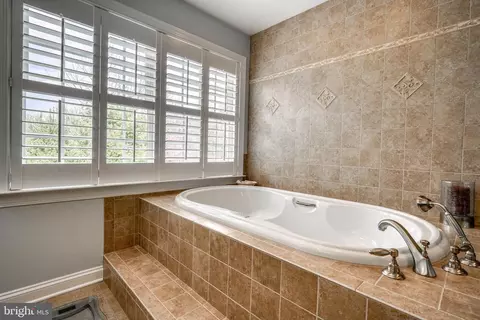 Bath - 4 Three Sisters Ct, Baldwin, MD 21013 photo 5 of 22