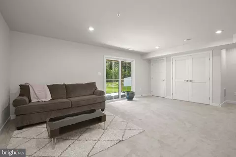 Living - 3069 Shaws Rd, Sparrows Point, MD 21219 photo 5 of 6