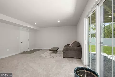 Living - 3069 Shaws Rd, Sparrows Point, MD 21219 photo 6 of 6