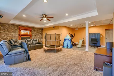 Living - 5 Manor Crossing Ct, Baldwin, MD 21013 photo 6 of 8