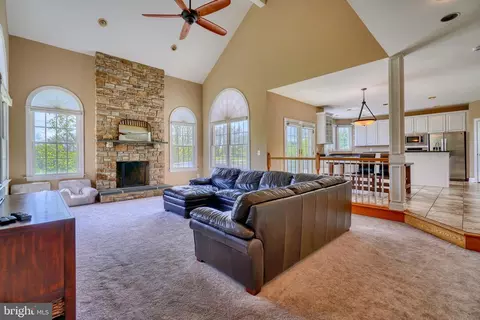 Living - 5 Manor Crossing Ct, Baldwin, MD 21013 photo 3 of 8