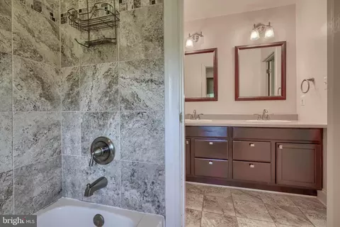 Bath - 5 Manor Crossing Ct, Baldwin, MD 21013 photo 4 of 7