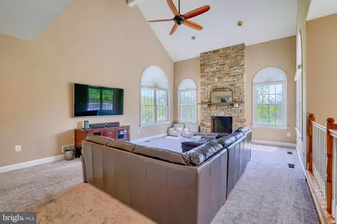 Living - 5 Manor Crossing Ct, Baldwin, MD 21013 photo 2 of 8