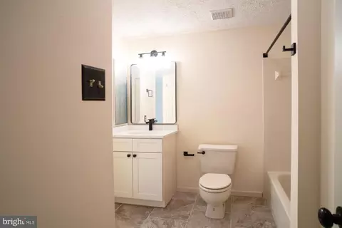 Bath - 27 Ramsgate Ct, Halethorpe, MD 21227 photo 3 of 4