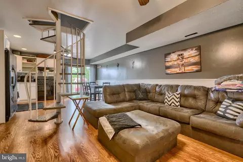 Living - 977 Dalton Ave, Baltimore, MD 21224 photo 5 of 6