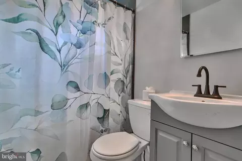 Bath - 977 Dalton Ave, Baltimore, MD 21224 photo 3 of 5