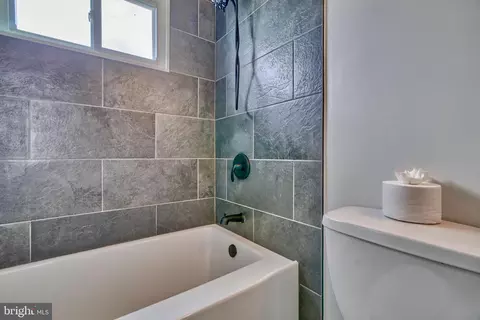Bath - 977 Dalton Ave, Baltimore, MD 21224 photo 2 of 5