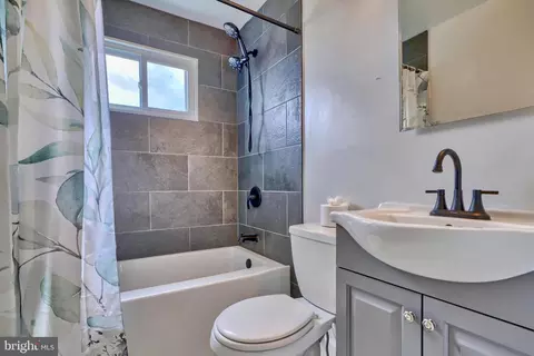 Bath - 977 Dalton Ave, Baltimore, MD 21224 photo 1 of 5