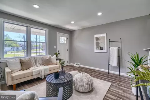 Living - 120 Chestnut St, Dundalk, MD 21222 photo 3 of 5