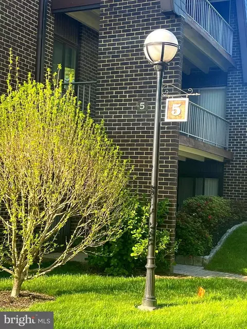 5 Stonehenge Cir #1, Pikesville, MD 21208
