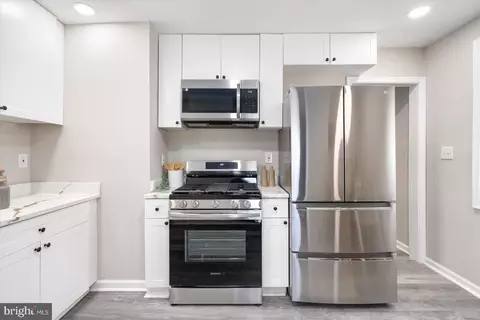Kitchen - 8221 Watersedge Rd, Dundalk, MD 21222 photo 3 of 4