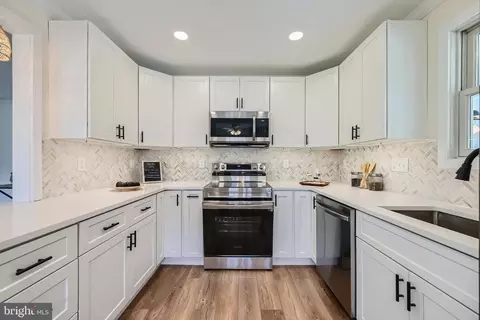 Kitchen - 6809 University Dr, Middle River, MD 21220 photo 5 of 7