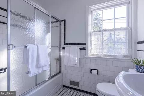 Bath - 101 N Tyrone Rd, Baltimore, MD 21212 photo 3 of 4