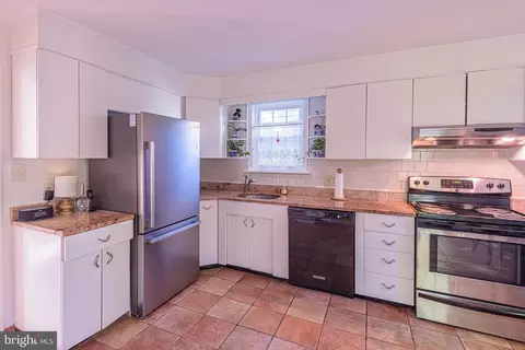 Kitchen - 101 N Tyrone Rd, Baltimore, MD 21212 photo 4 of 4