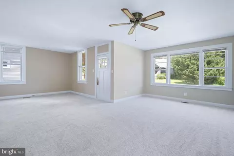 Living - 1722 Selma Ave, Halethorpe, MD 21227 photo 4 of 10